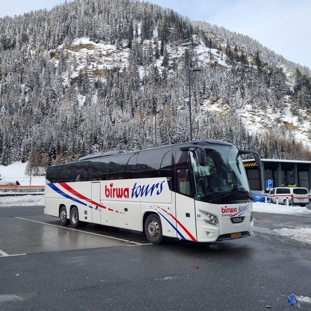 Birwa Tours Wintersport Birwa Tours bus in een sneeuwrijke omgeving