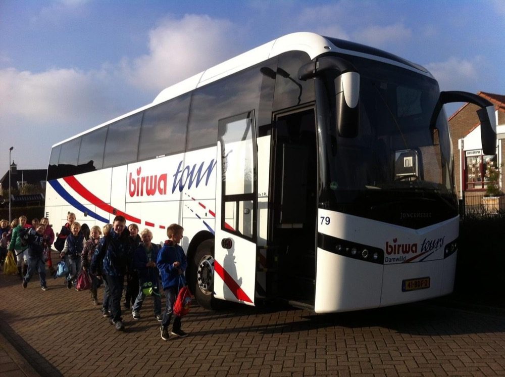 Kinderen die met de bus van Birwa Tours op schoolreis gaan