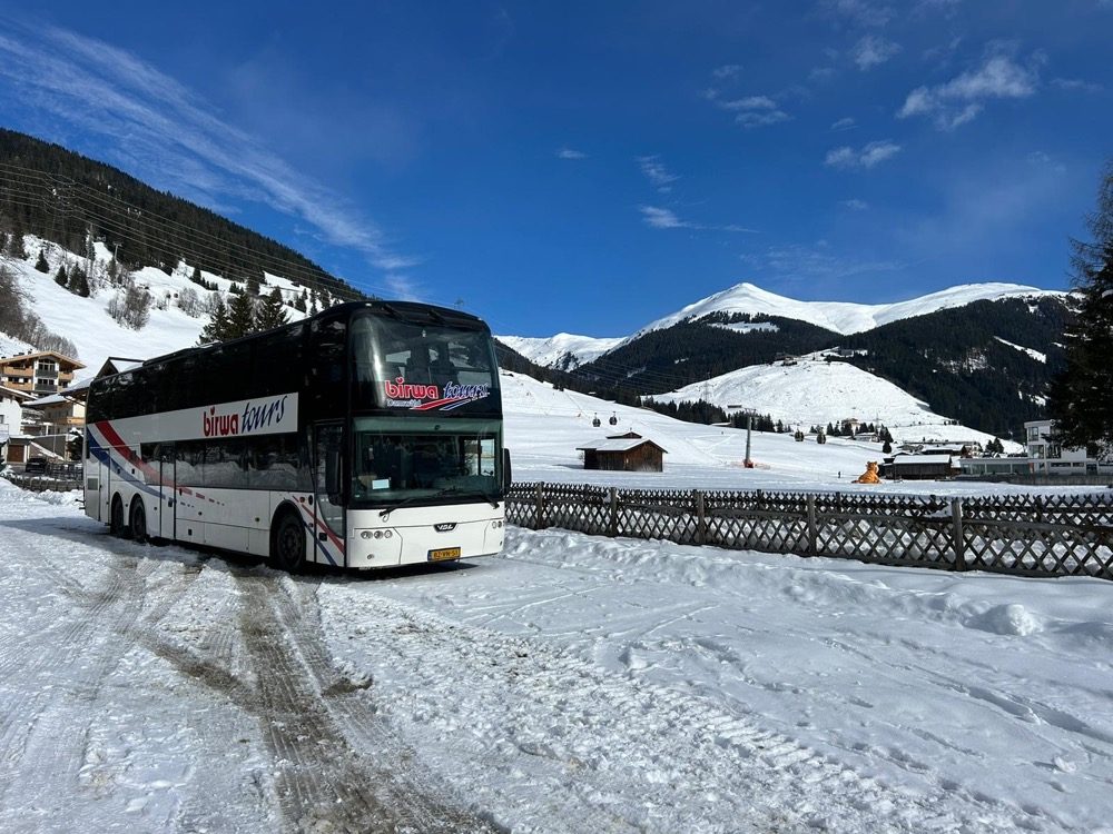 Bus van Birwa Tours in een sneeuwrijke omgeving