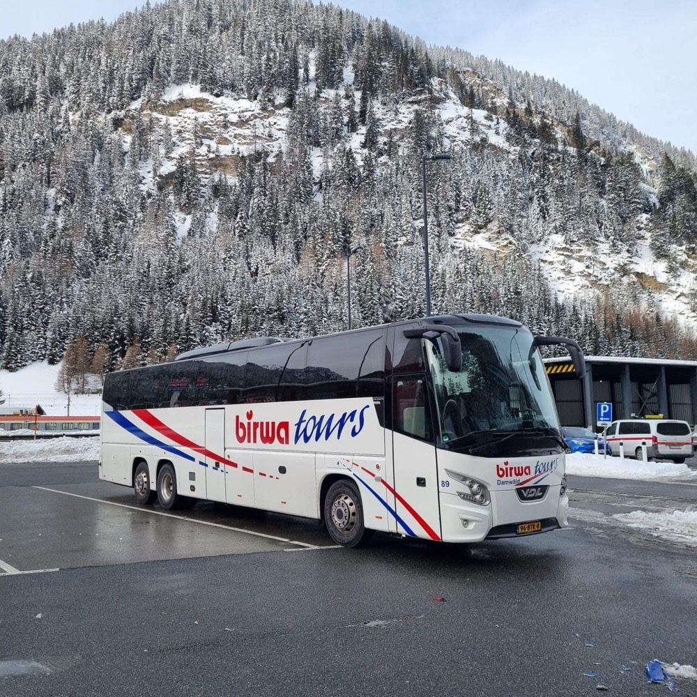 Bus van Birwa Tours op weg naar wintersport